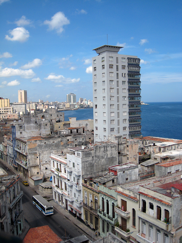 Частные дома на кубе. Недвижимость в Гаване Куба. Малекон Куба а4. Гавана Куба дома. Гавана дом с гробами.
