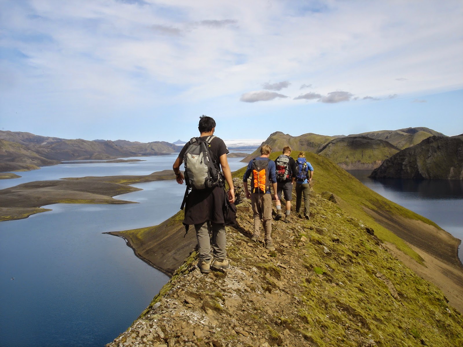 Почему в исландии большое количество действующих. Хайкинг Исландия. Туристы в Исландии. Экотуризм в Исландии. Поход по Исландии.