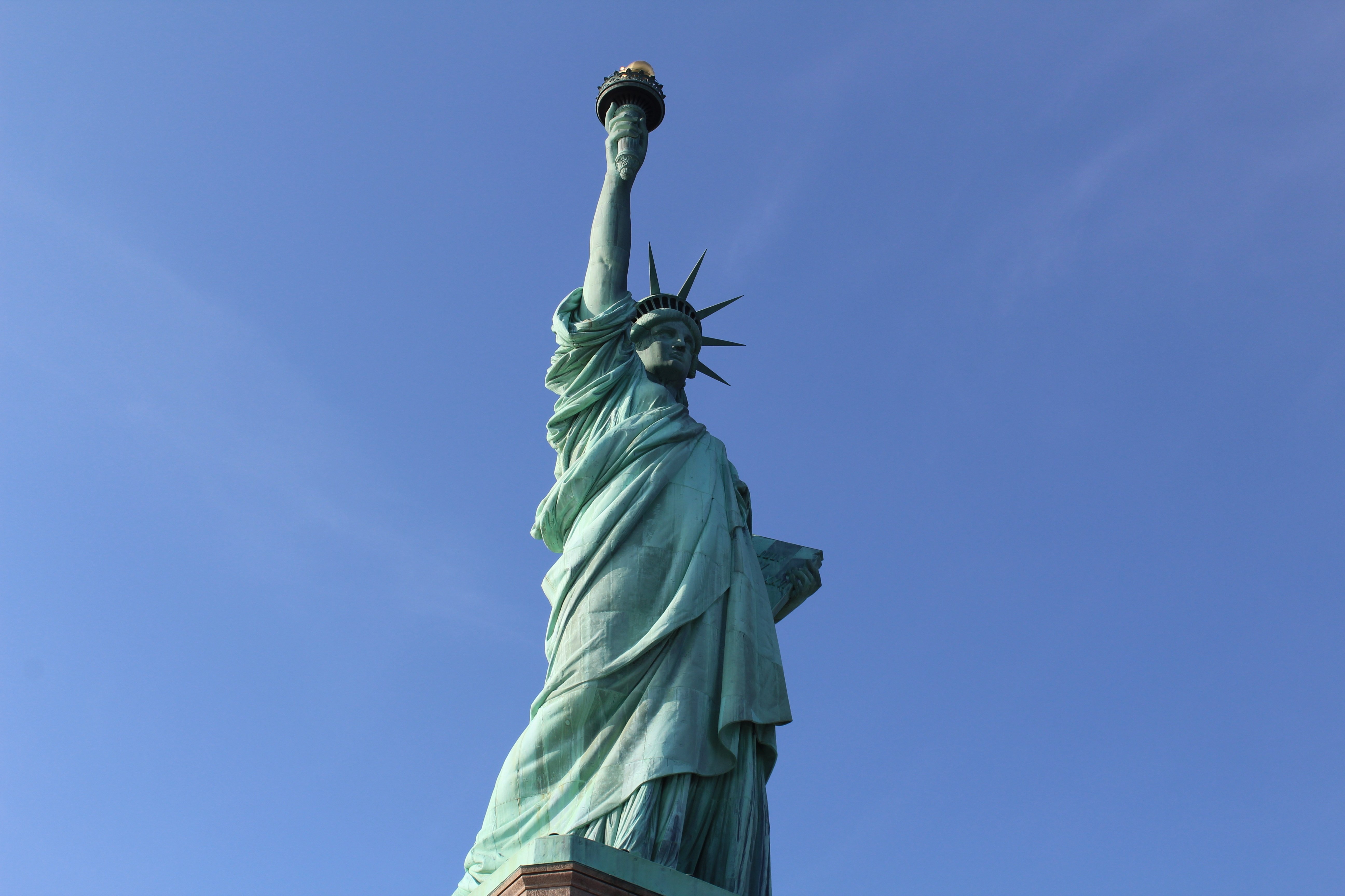 Нью-Йорк славится статуей свободы.