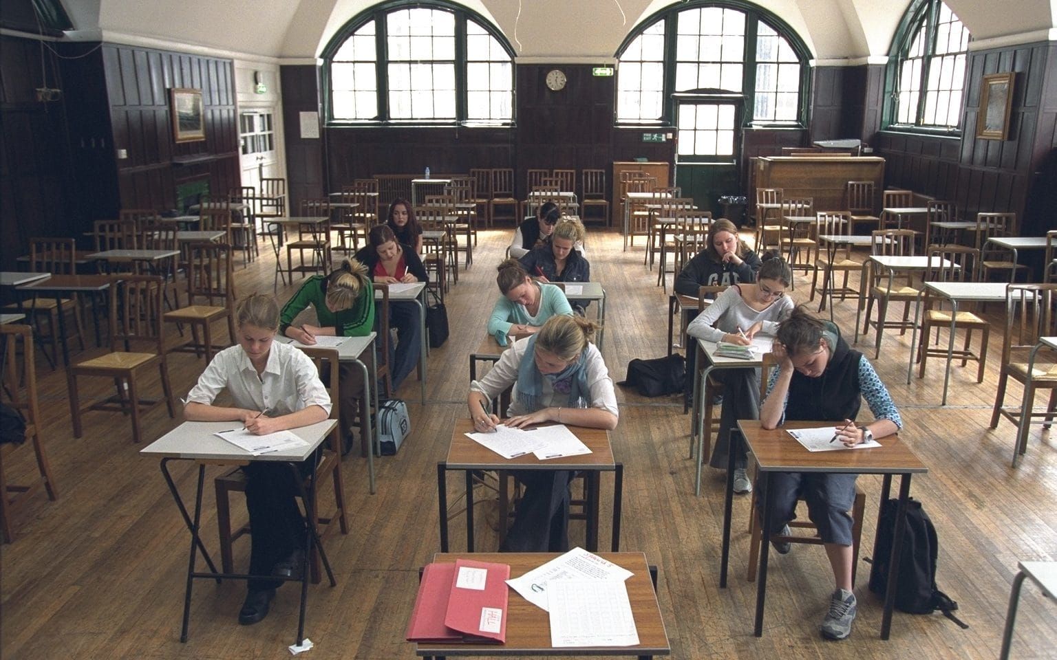 Exams in the usa. Экзамены в Британии. Экзамены в школах Великобритании. Экзамены в США. GCSE экзамен.