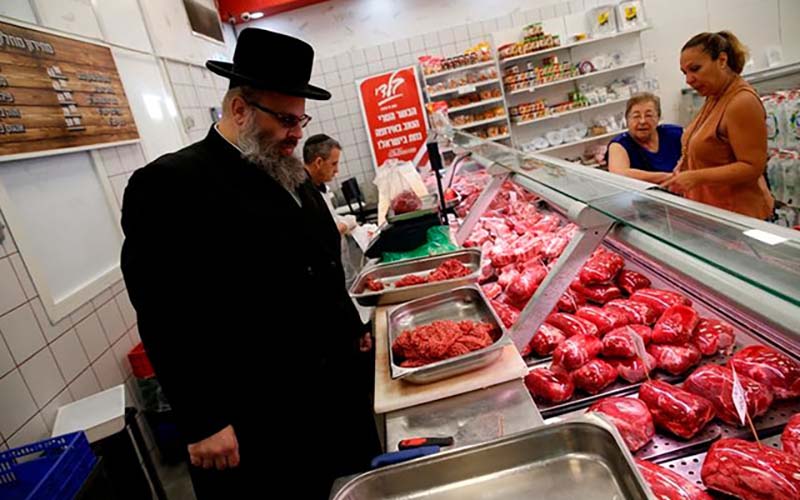 Согласно еврейским законам не разрешается употреблять в пищу мясо от нечистых животных, к которым этот народ относит свиней, кроликов, лошадей, кошек, собак