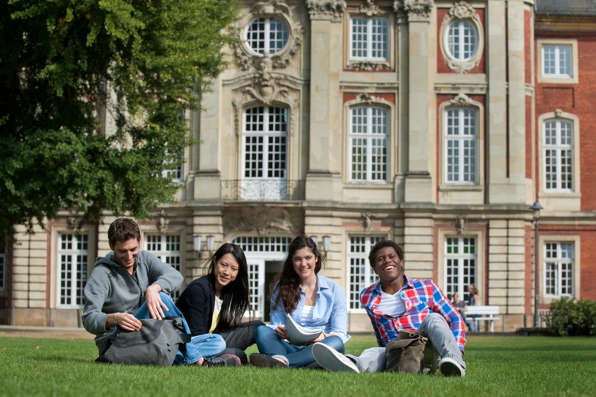 The students go home. Университеты Германии. Образование в Германии университеты. Учеба в университете. Студенты в Германии.