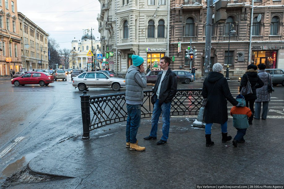 Доставка сейчас спб. Туристы в Санкт-Петербурге. Люди на улицах Питера. Люди гуляют по Питеру. Прогулки по Санкт-Петербургу.