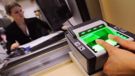 Снятие отпечатков пальцев для шенгенской визы.