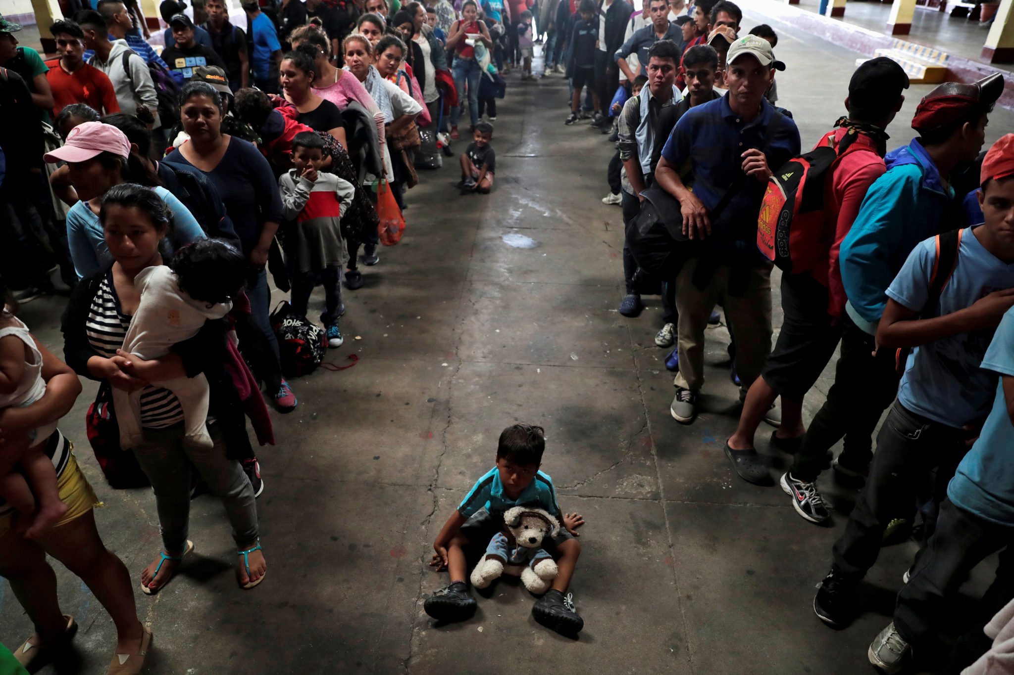 Почему мексиканцы бегут. Миграционный центр Мексики США. Дети мигранты. Беженцы из Мексики в США.