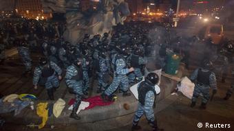 Столкновение протестующих с милицией на Майдане